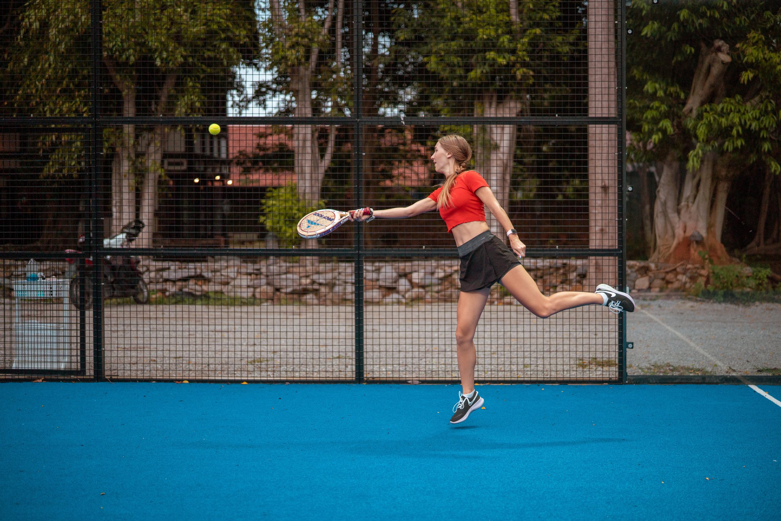 De techniek en tactiek van padel: tips voor beginners